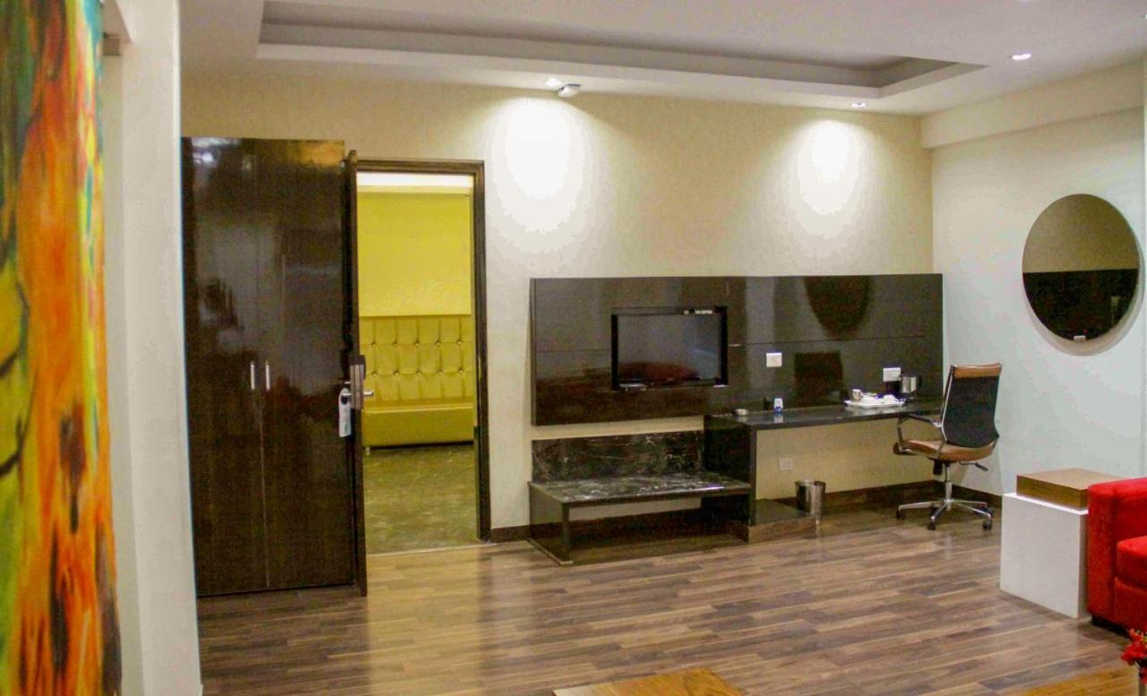 Four Leaf Hotel,Budaun Esterno foto
