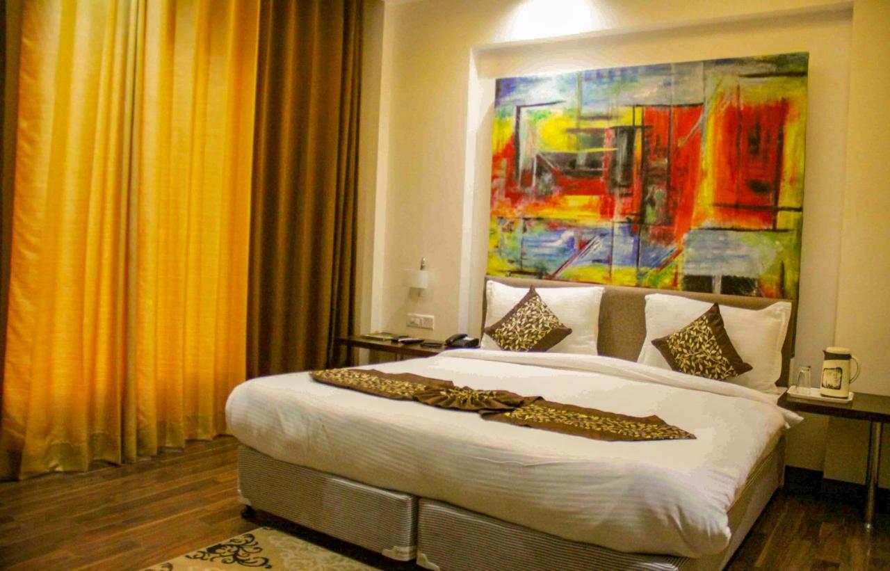 Four Leaf Hotel,Budaun Esterno foto