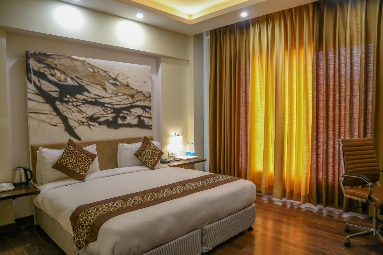 Four Leaf Hotel,Budaun Esterno foto