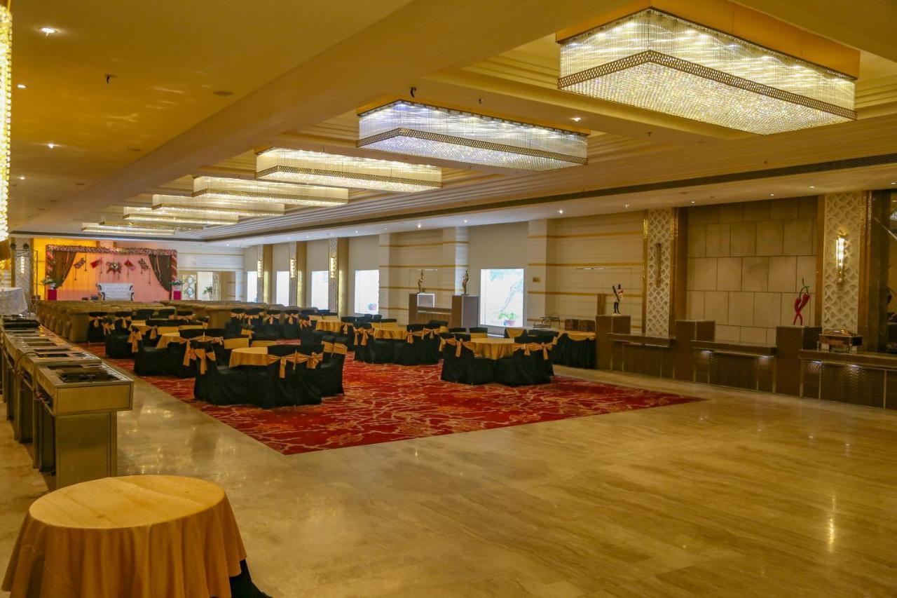 Four Leaf Hotel,Budaun Esterno foto