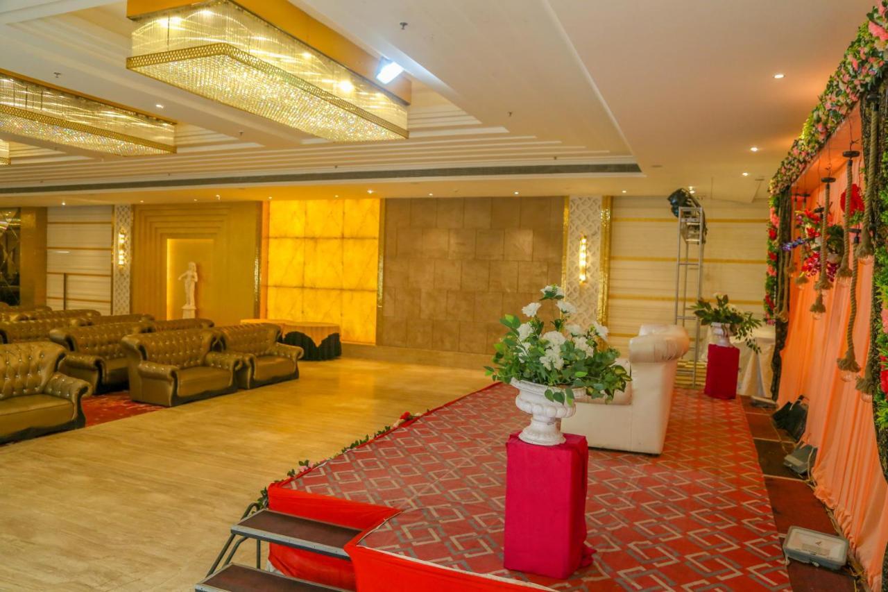 Four Leaf Hotel,Budaun Esterno foto